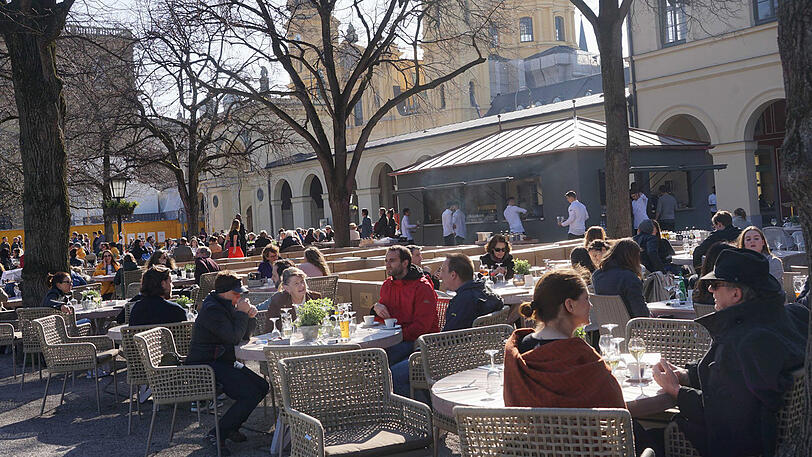 Bei strahlendem Sonnenschein und milden Temperaturen hat am Freitag der Tambosi-Biergarten eröffnet. Die Bilder.