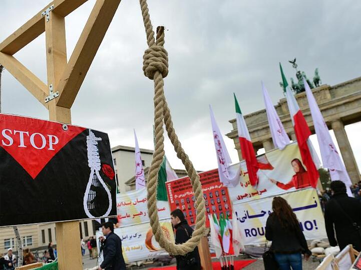 Iraner protestieren vor dem Brandenburger Tor gegen die Anwendung der Todesstrafe in ihrem Heimatland.