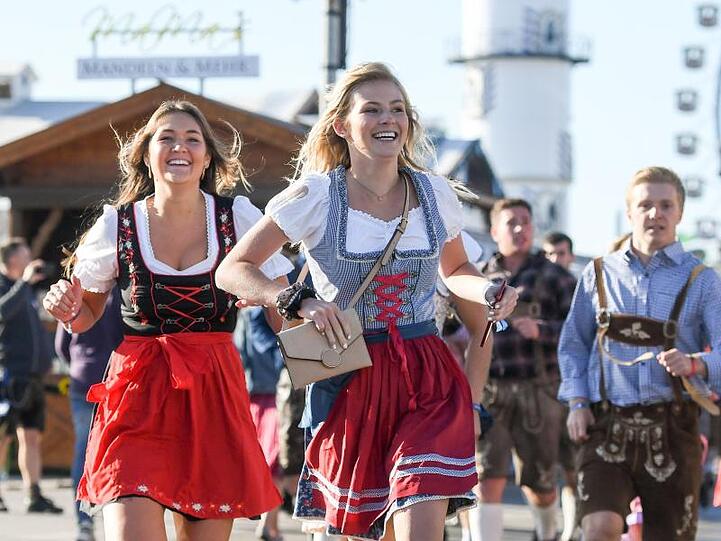 Besucherinnen und Besucher laufen nach dem Einlass durch eine der Gassen.