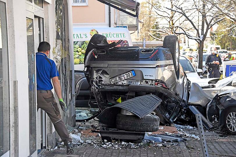 Der Range Rover hinterlässt eine Spur der Verwüstung in Vaterstetten.