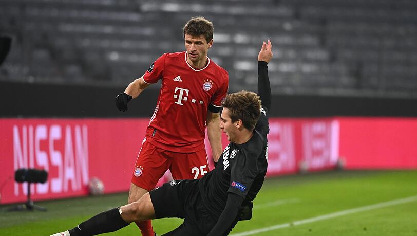 Münchens Thomas Müller (l) und Salzburgs Maximilian Wöber kämpfen um den Ball.