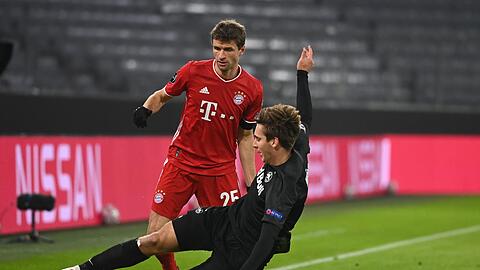 Münchens Thomas Müller (l) und Salzburgs Maximilian Wöber kämpfen um den Ball.