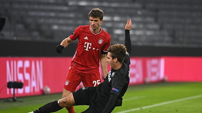 Münchens Thomas Müller (l) und Salzburgs Maximilian Wöber kämpfen um den Ball.