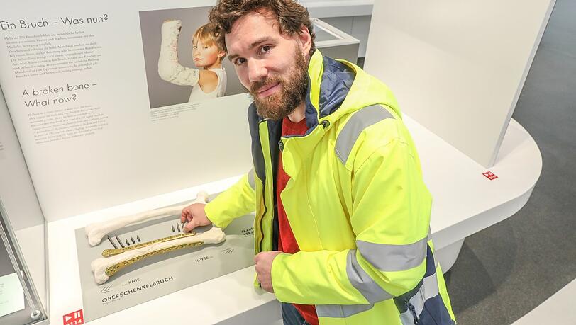 Leopold von der Gönna (35) zeigt, was so alles herausgerissen wird von Besuchern: zum Beispiel solche sogenannten Knochenschrauben. Leopold von der Gönna (35) zeigt, was so alles herausgerissen wird von Besuchern: zum Beispiel solche sogenannten Knochenschrauben.
