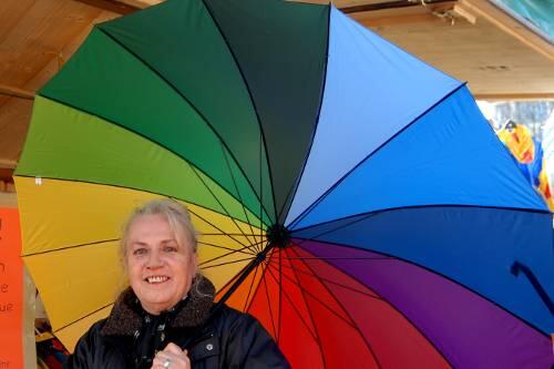 Renate Haas wird ihren Regenschirm künftig  eher als Sonnenschutz gebrauchen können. Sie wandert nach Kenia aus.