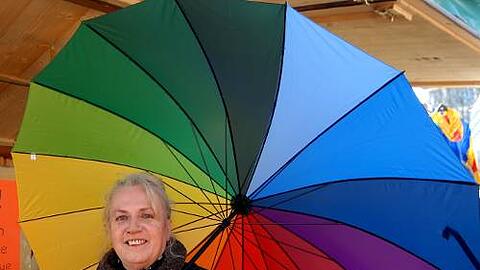 Renate Haas wird ihren Regenschirm künftig  eher als Sonnenschutz gebrauchen können. Sie wandert nach Kenia aus.