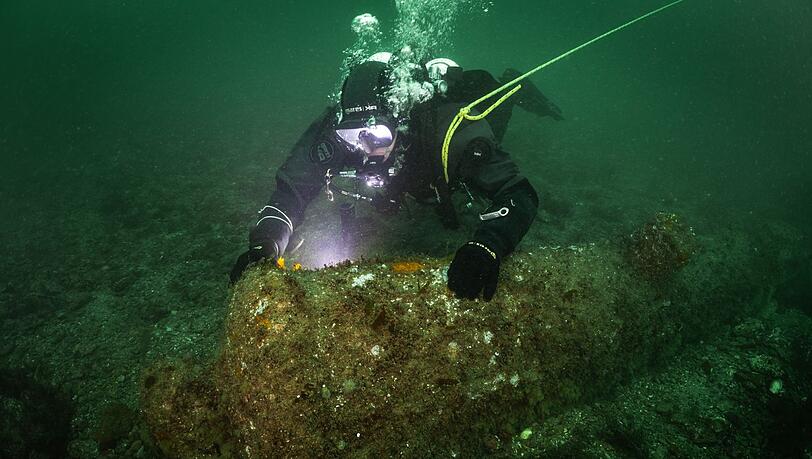 Forschungstaucher haben vor Helgoland historische britische Kanonen gefunden.