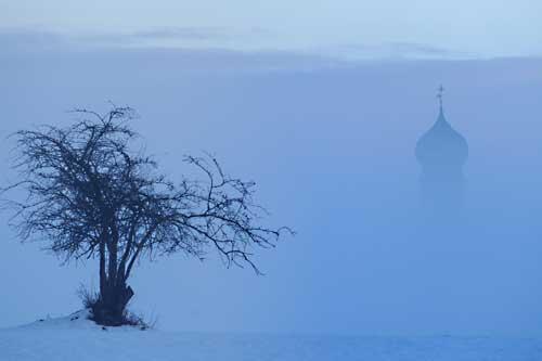 Blick auf den Kirchturm von Oberwarngau