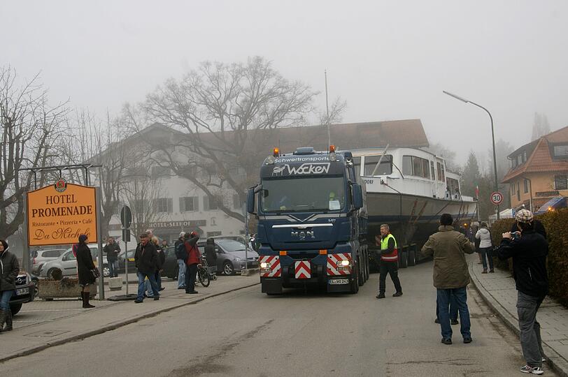Ein Schiff auf Reisen: Die "MS Schondorf" auf dem Lkw. Die Strecke zwischen dem Ammersee und dem Starnbeger See beträfgt rund 35 Kilometer.