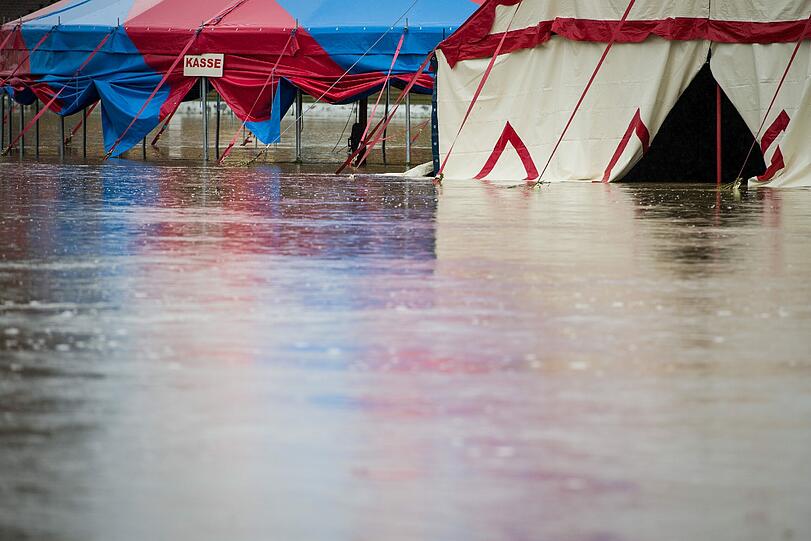 Schlangen an der Kasse gibt es heute wohl keine. Rund 28.000 Feuerwehrleute sind seit dem Wochenende im Hochwasser-Einsatz &ndash; rund die Hälfte davon in Bayern.