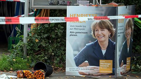 Ein Wahlpakat von Henriette Reker am Ort des Angriffs auf einem Kölner Wochenmarkt.