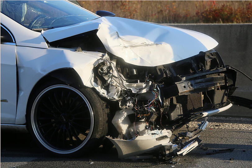 Der VW Passat konnte nicht mehr rechtzeitig bremsen und krachte in den Audi. Die A94 war nach dem Unfall kurzzeitig gesperrt.