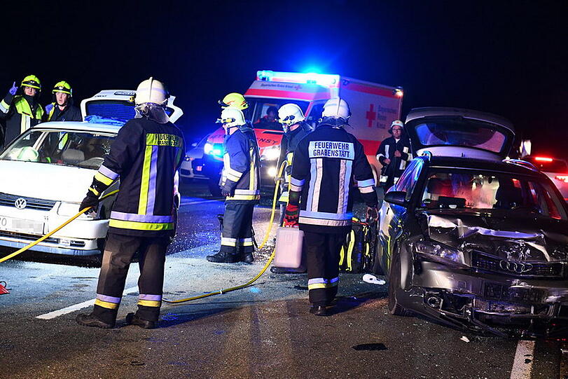 Beim Unfall in Grabenstätt erlitten drei Personen Verletzungen. Die Bilder von der Landstraße.