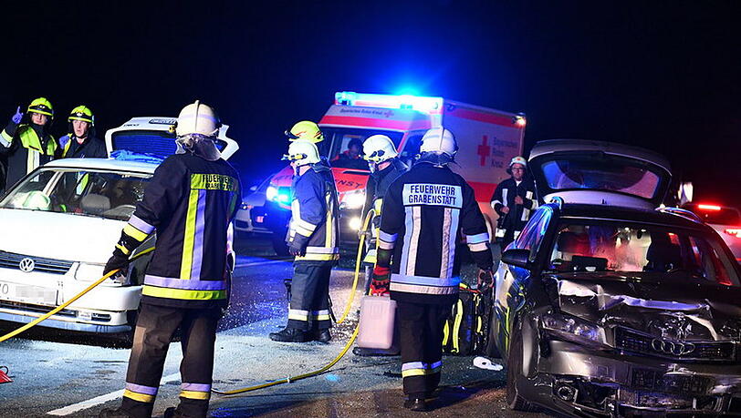 Beim Unfall in Grabenstätt erlitten drei Personen Verletzungen. Die Bilder von der Landstraße. Beim Unfall in Grabenstätt erlitten drei Personen Verletzungen. Die Bilder von der Landstraße.