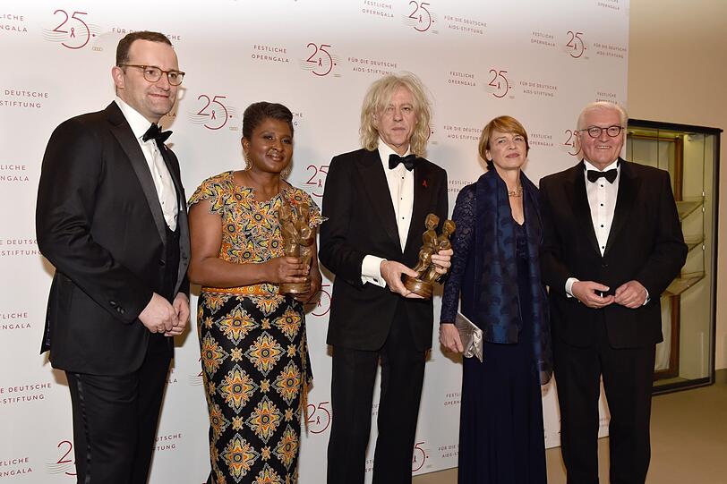 Bundesgesundheitsminister Jens Spahn (CDU), I.E. Monica Geingos, Preisträger Bob Geldof, Bundespräsident Frank-Walter Steinmeier und Ehefrau Elke Büdenbender.