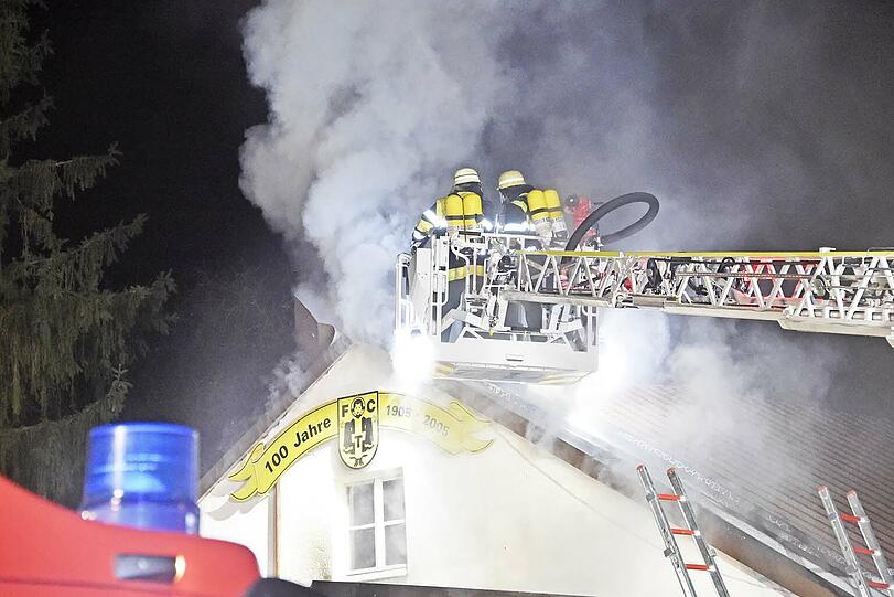 Während der Weihnachtsfeier des FC Teutonia München brach im Vereinsheim Feuer aus. Die Bilder.