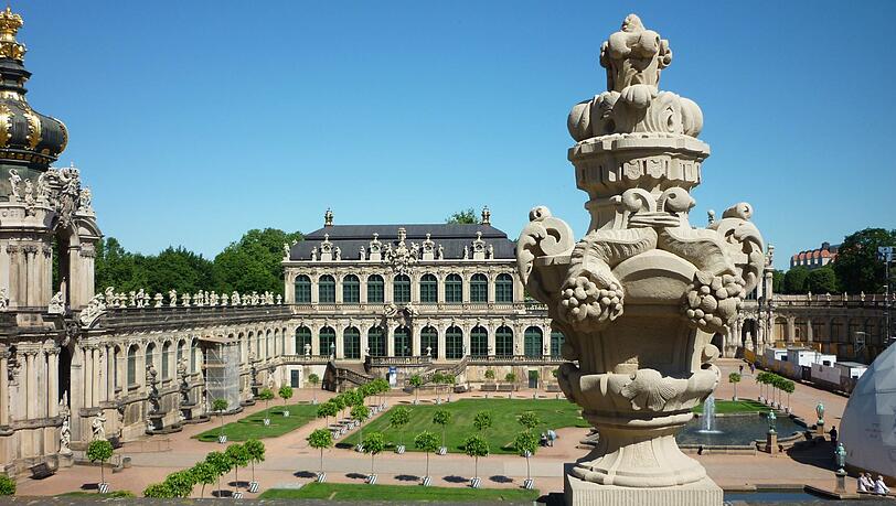 Der Zwinger: Den Gebäudekomplex mit Gartenanlagen verdanken die Dresdner ihrem Kurfürsten August dem Starken, der ihn 1709 von seinem Architekten ursprünglich errichten ließ, um seine Orangenbäumchen im Winter frostsicher unterbringen zu können. Der Zwinger: Den Gebäudekomplex mit Gartenanlagen verdanken die Dresdner ihrem Kurfürsten August dem Starken, der ihn 1709 von seinem Architekten ursprünglich errichten ließ, um seine Orangenbäumchen im Winter frostsicher unterbringen zu können.