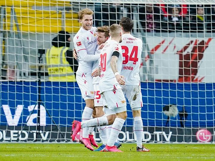 Die Spieler von Union Berlin feiern den Torschützen Sebastian Andersson (l).