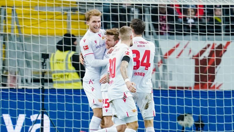 Die Spieler von Union Berlin feiern den Torschützen Sebastian Andersson (l). Die Spieler von Union Berlin feiern den Torschützen Sebastian Andersson (l).