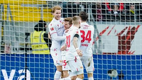 Die Spieler von Union Berlin feiern den Torschützen Sebastian Andersson (l).