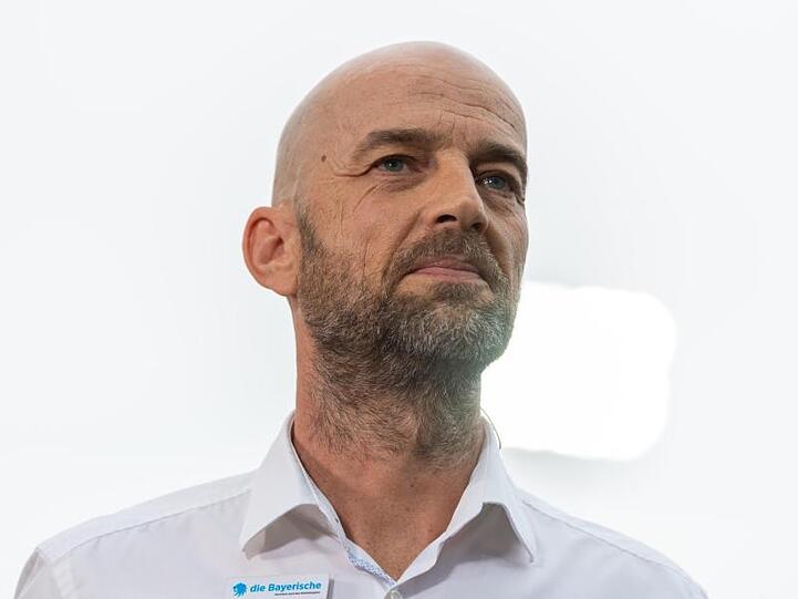 Günther Gorenzel, Sportdirektor von 1860 München, schaut in die Runde. Foto: Robert Michael/dpa-Zentralbild/dpa
