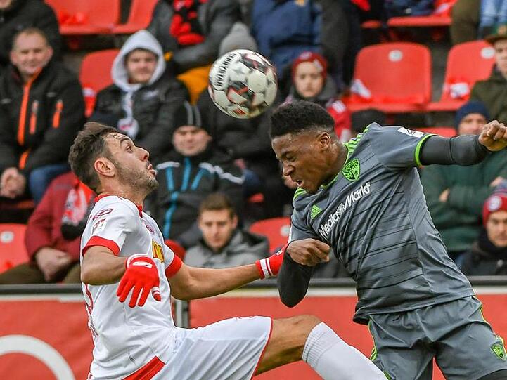 Hamadi Al Ghaddioui von Regensburg (l) und Frederic Ananou von Ingolstadt beim Kopfballduell. Foto: Armin Weigel/Archiv