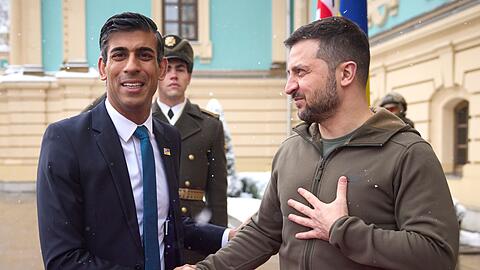 Premier Rishi Sunak (l) wird in Kiew von Präsident Wolodymyr Selenskyj empfangen.