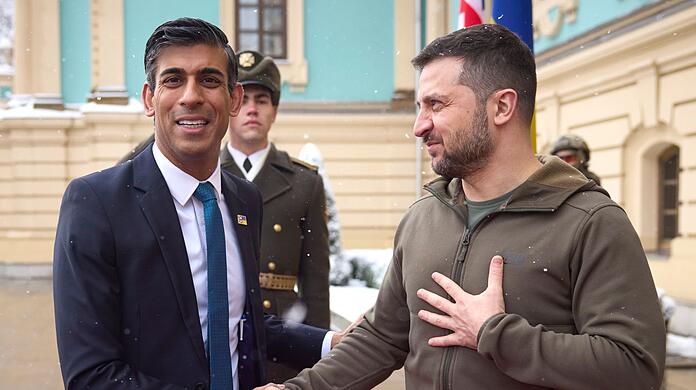 Premier Rishi Sunak (l) wird in Kiew von Präsident Wolodymyr Selenskyj empfangen.