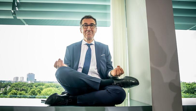 Er macht's vor: Bundeslandwirtschaftsminister CemÖzdemir beim Büro-Yoga. Hier lauert eine Steuersparmöglichkeit! Er macht's vor: Bundeslandwirtschaftsminister CemÖzdemir beim Büro-Yoga. Hier lauert eine Steuersparmöglichkeit!