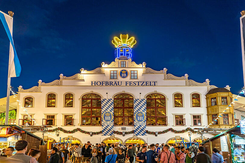 Das Hofbräu-Festzelt ist das zweitgrößte Zelt auf dem Oktoberfest und das einzige Wiesn-Zelt mit einem eigenen Stehbereich direkt vor dem Musikpodium.