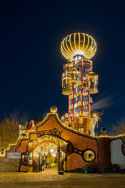 Der 35 m hohe Kuchlbauer Turm bietet eine atemberaubende Aussicht auf den einzigartigen Weihnachtsmarkt und das weihnachtlich illuminierte Abensberg. Der 35 m hohe Kuchlbauer Turm bietet eine atemberaubende Aussicht auf den einzigartigen Weihnachtsmarkt und das weihnachtlich illuminierte Abensberg.
