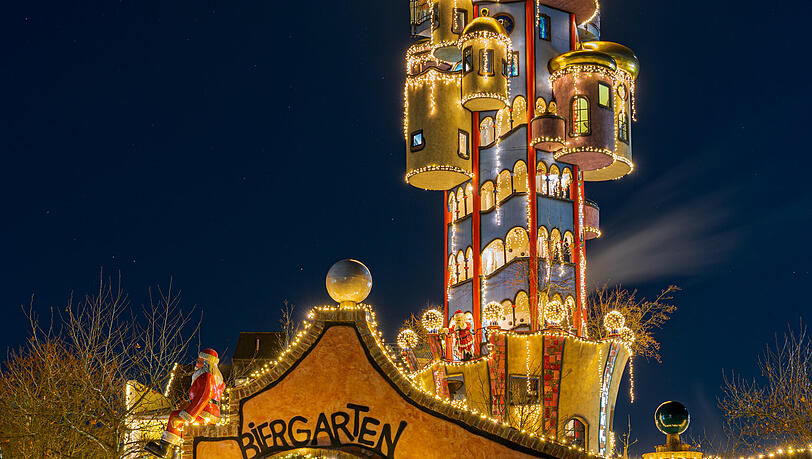Der 35 m hohe Kuchlbauer Turm bietet eine atemberaubende Aussicht auf den einzigartigen Weihnachtsmarkt und das weihnachtlich illuminierte Abensberg. Der 35 m hohe Kuchlbauer Turm bietet eine atemberaubende Aussicht auf den einzigartigen Weihnachtsmarkt und das weihnachtlich illuminierte Abensberg.