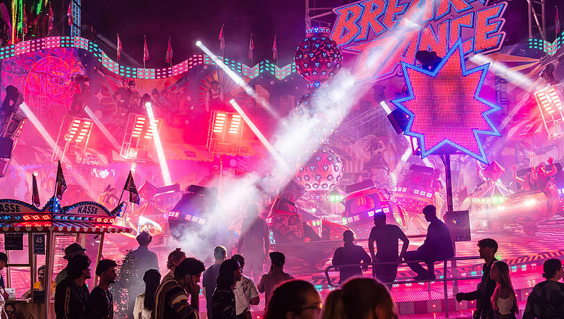 Das Fahrgesch&auml;ft Breakdance beim Oktoberfest 2024 auf der Theresienwiese.