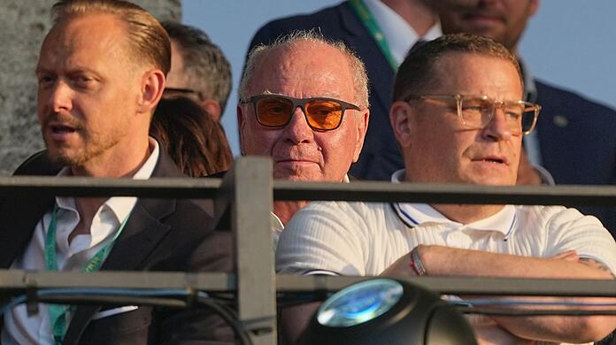 Max Eberl (r) verfolgt das Pokalfinale auf der Trib&uuml;ne. Links hinter ihm Ehrenpr&auml;sident Uli Hoene&szlig;.