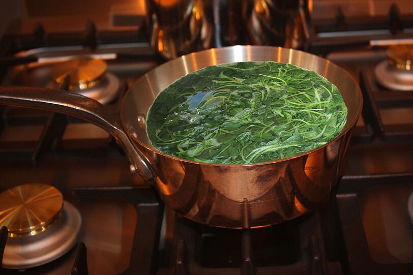 Die enthaltenen sekundären Pflanzenstoffe können antioxidativ wirken. Außerdem können Sie freie Radikale im Körper neutralisieren. Brunnenkresse wird sogar nachgesagt, dass sie Schwermetalle aus dem Körper leiten kann. Auch bei einer Diät kann Brunnenkresse mit gerade einmal 19 Kalorien pro 100 Gramm als wichtiger Nährstofflieferant helfen. Die enthaltenen sekundären Pflanzenstoffe können antioxidativ wirken. Außerdem können Sie freie Radikale im Körper neutralisieren. Brunnenkresse wird sogar nachgesagt, dass sie Schwermetalle aus dem Körper leiten kann. Auch bei einer Diät kann Brunnenkresse mit gerade einmal 19 Kalorien pro 100 Gramm als wichtiger Nährstofflieferant helfen.