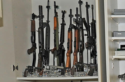 Maschinengewehre, Revolver, Pistolen und jede Menge Munition: Diese und noch mehr Schusswaffen hat die Polizei bei einem Münchner Arzt gefunden. Die Bilder