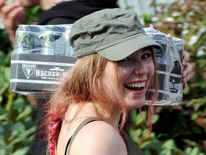 ...das Original Wacken-Bier! Wenn man sich mit dem eindeckt, dann...