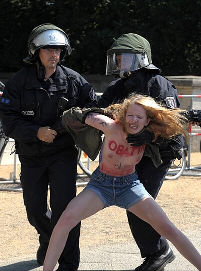 Femen-Proteste beim Obama-Besuch in Berlin.