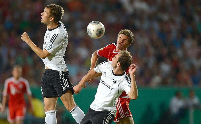 Da macht es Bumm: Thomas Müller holt sich seine Beule in einem Kopfballduell im Spiel gegen Rehden. Foto: firo Sportphoto/AK