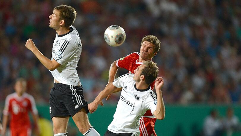 Da macht es Bumm: Thomas Müller holt sich seine Beule in einem Kopfballduell im Spiel gegen Rehden. Foto: firo Sportphoto/AK Da macht es Bumm: Thomas Müller holt sich seine Beule in einem Kopfballduell im Spiel gegen Rehden. Foto: firo Sportphoto/AK