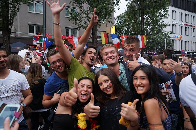 München steht Kopf und feiern den Einzug der deutschen Nationalmannschaft ins Halbfinale der Weltmeisterschaft!