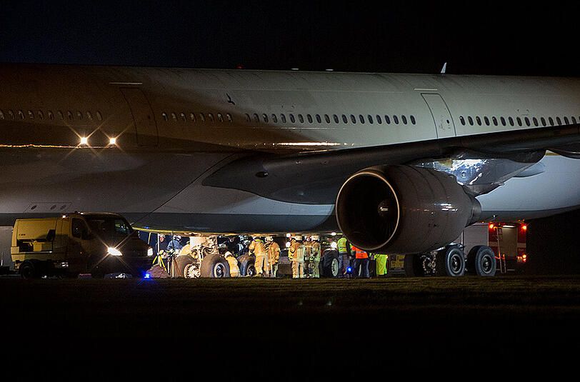 Bei der Landung auf dem Nürnberger Flughafen ist ein Airbus A330 von der Landebahn gerutscht. Die Bilder von der Bergung.