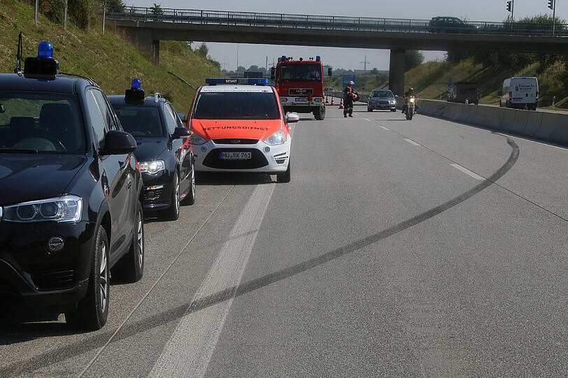 Der Fahrer wollte die Zigarette aus dem Fußraum aufheben und kam dabei mit 150 Sachen von der Fahrbahn ab. Die Bilder von den Aufräumarbeiten.