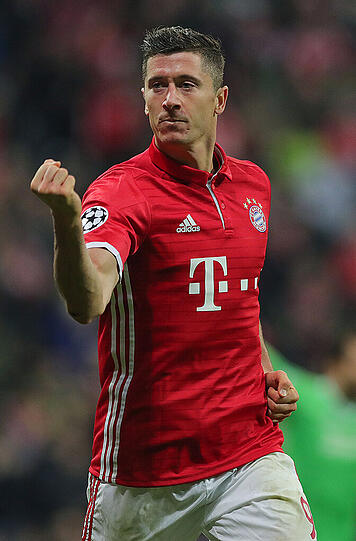 5. Robert Lewandowski - der Sixpack-Stürmer: Seine fünf Treffer im September 2015 nach Einwechslung gegen den VfL Wolfsburg sind legendär und stehen im Guiness-Buch der Rekorde. Warum Sixpack? Weil kaum ein Angreifer solch einen Body hat, auch gestählt durch das Training seiner Frau Anna, einer Karatekämpferin.