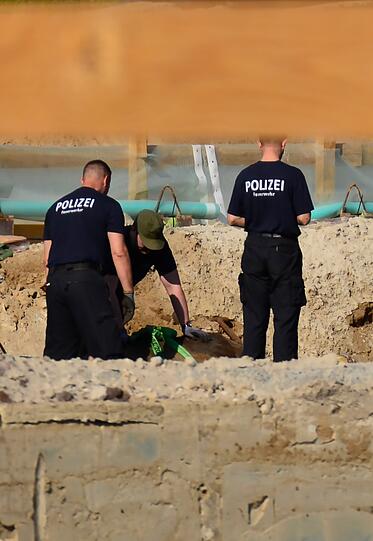 Experten der Polizei bereiten die Bombe für die Entsperrung vor.