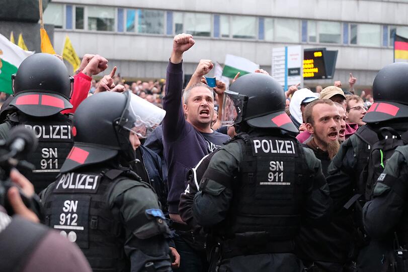 Chemnitz hat sich innerhalb von wenigen Stunden zum Pulverfass entwickelt. Nach dem gewaltsamen Tod eines 35-Jährigen marschierten innerhalb kürzester Zeit rechte Demonstranten auf - ihnen stellten sich am Montag linke Demonstranten gegenüber. Um ein unmittelbares Aufeinandertreffen zu verhindern, rückte die Polizei mit Hundertschaften an. Die Bilder aus Chemnitz.