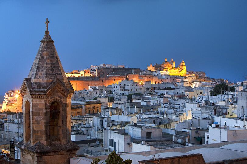 Die &bdquo;weiße Stadt&ldquo; Ostuni in Apulien.