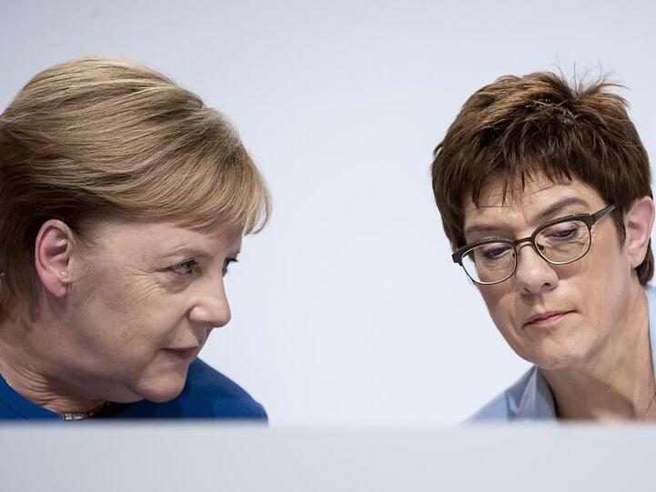 Bundeskanzlerin Angela Merkel und Annegret Kramp-Karrenbauer bei der Pressekonferenz zu den Ergebnissen des Klimakabinetts.