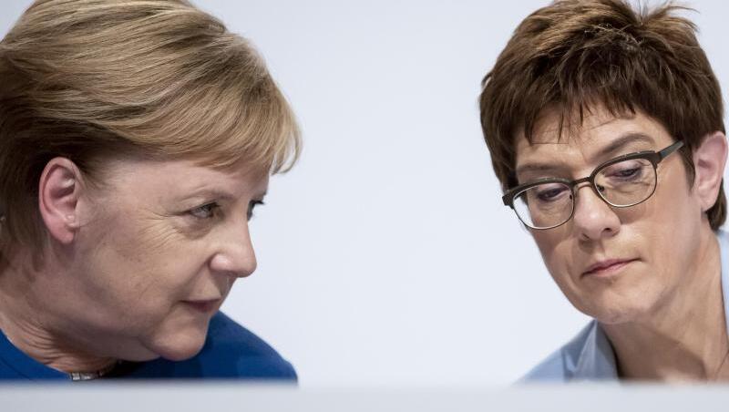 Bundeskanzlerin Angela Merkel und Annegret Kramp-Karrenbauer bei der Pressekonferenz zu den Ergebnissen des Klimakabinetts. Bundeskanzlerin Angela Merkel und Annegret Kramp-Karrenbauer bei der Pressekonferenz zu den Ergebnissen des Klimakabinetts.