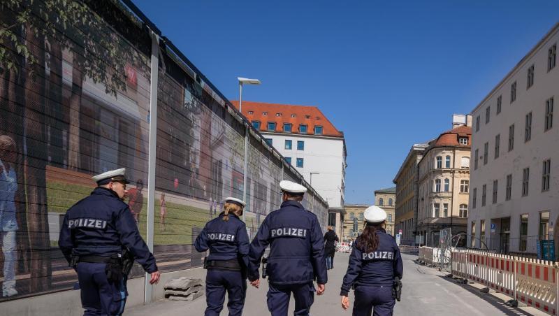 Polizisten patroullieren durch eine fast leere Straße. Foto: Peter Kneffel/dpa Polizisten patroullieren durch eine fast leere Straße. Foto: Peter Kneffel/dpa